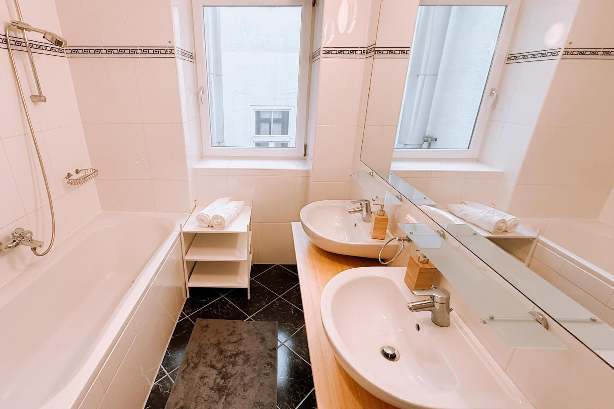 90Qm, 3 Bedrooms, Near Schoenbrunn, Balcony - Axara Housing Viena Exterior foto